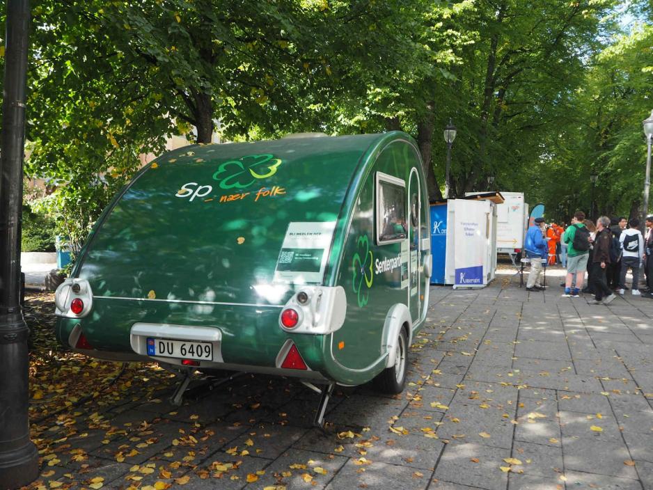 Ingen står ved Senterpartiet sin valgbod på Karl Johan.