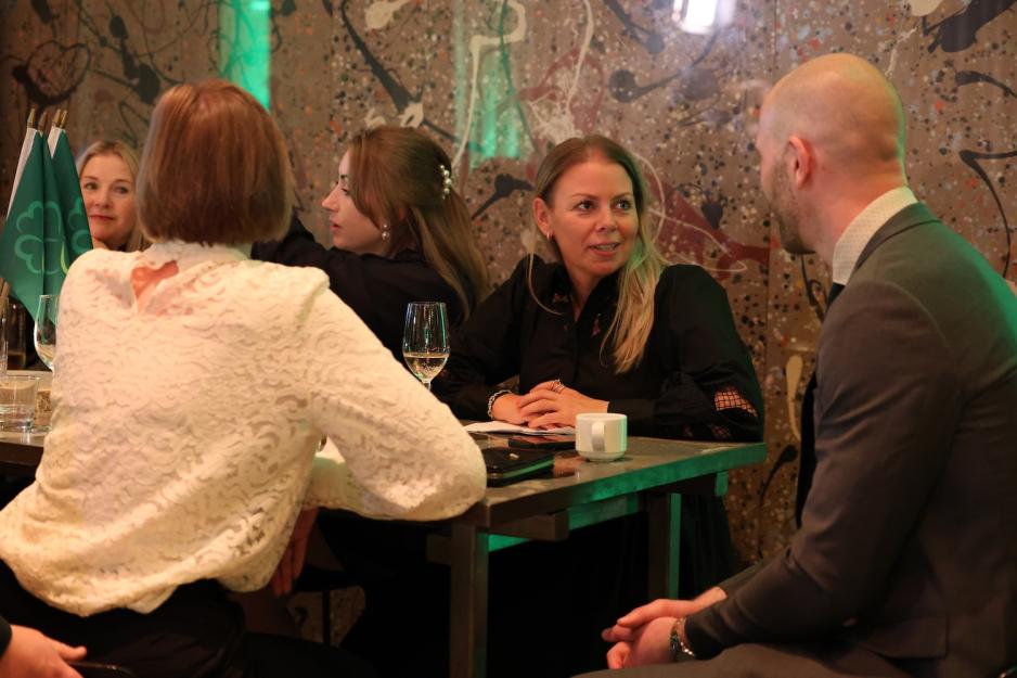 En gruppe folk sitter rundt bordet på Senterpartiet sin valgvake.