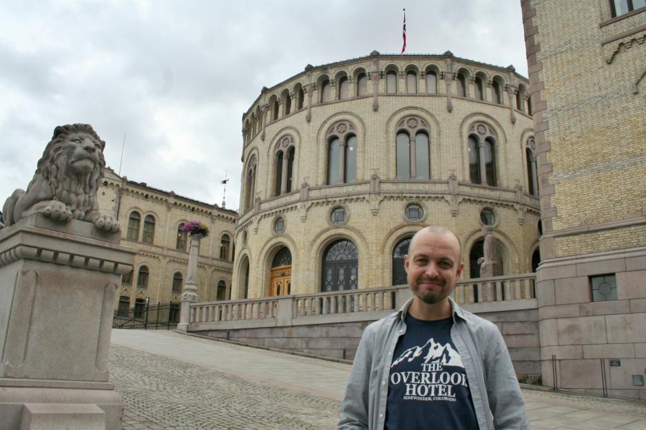 Politisk rådgiver Håkon Lindahl foran Stortinget