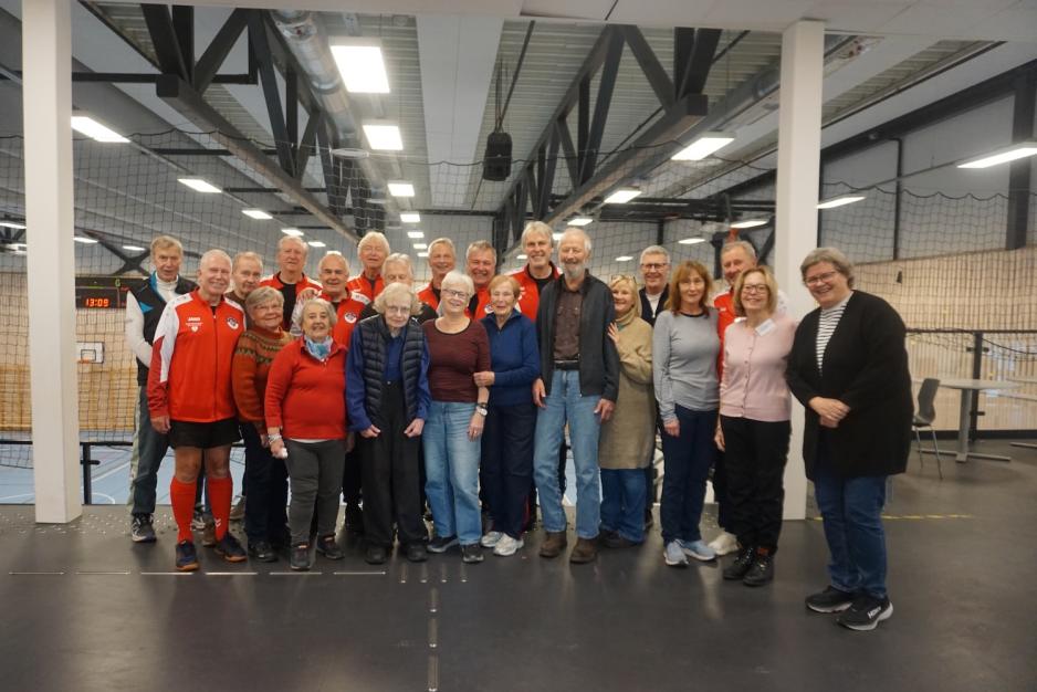 Frivillige og deltakere på Årvoll IL gåfotball for demens 