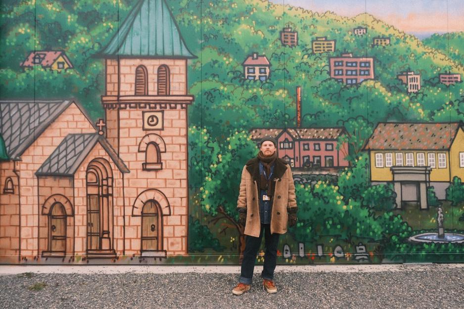 Mann foran et veggmaleri