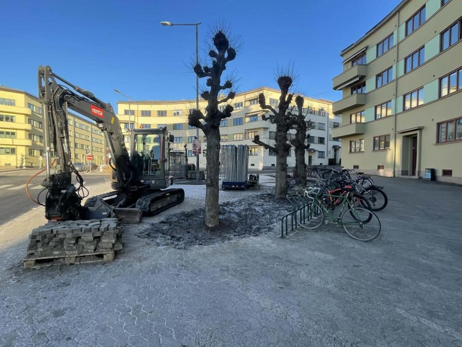 gravemaskin og trær på Martinus Løvdahls plass på Bislett