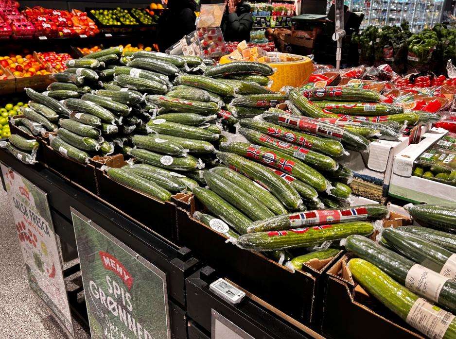 Agurker i grønnsaksavdelingen på Meny