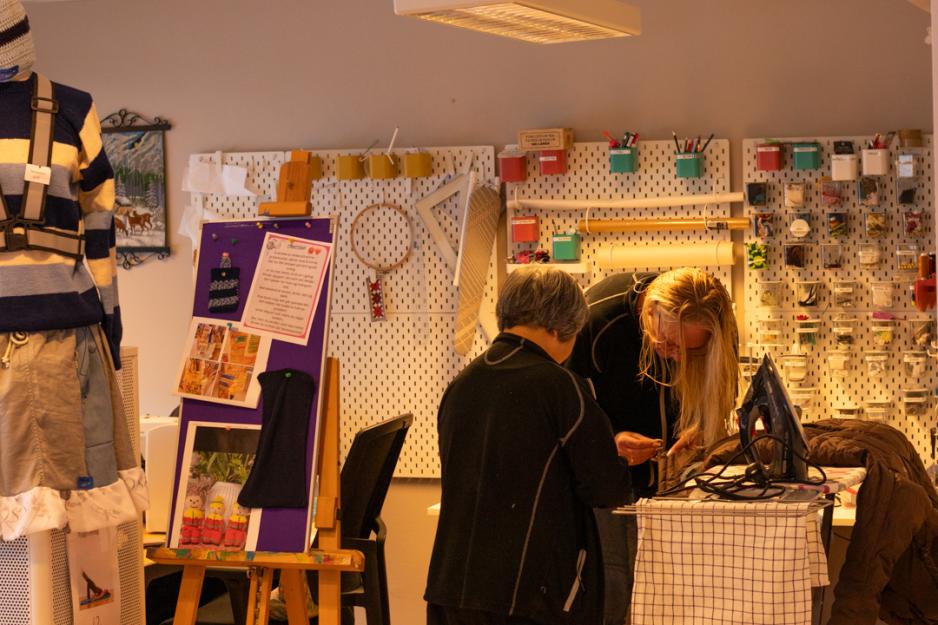 Leder Nina Dahlin hjelper en deltaker