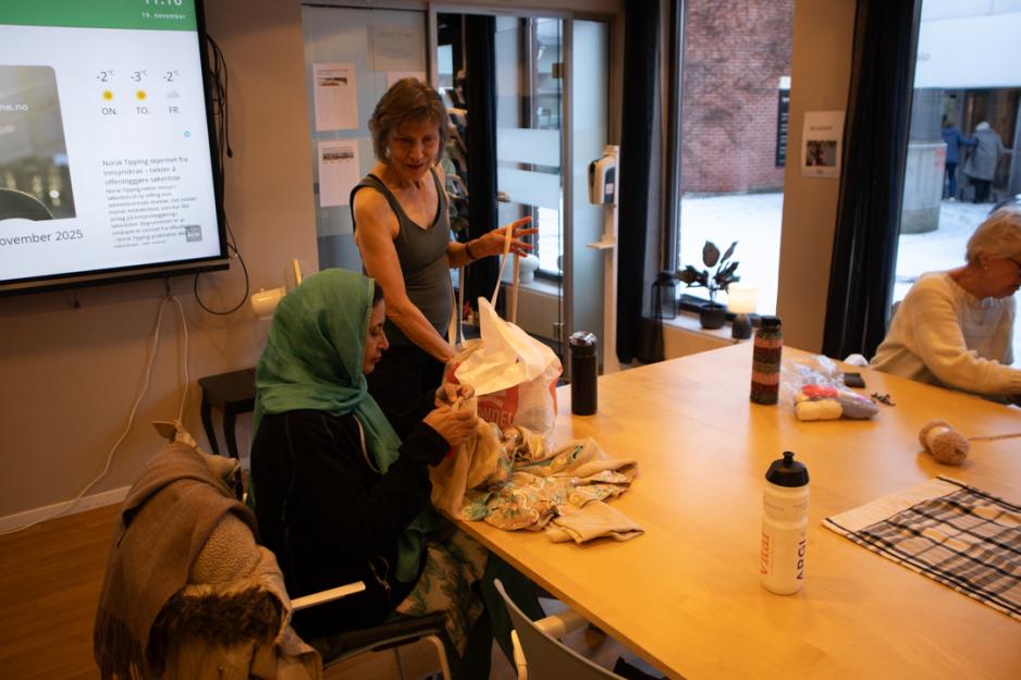 En deltaker hjelper en annen med prosjektet