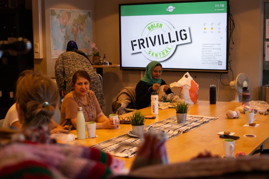 Damene strikker, hekler og sosialiserer.