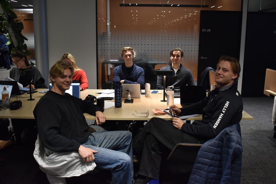 Studenter på BI sitter på biblioteket og leser til eksamen. 