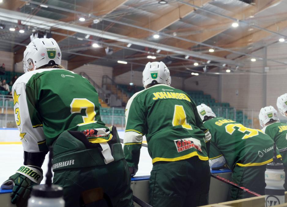 Manglerud Star sine spillere som følger med på kampen fra benken.
