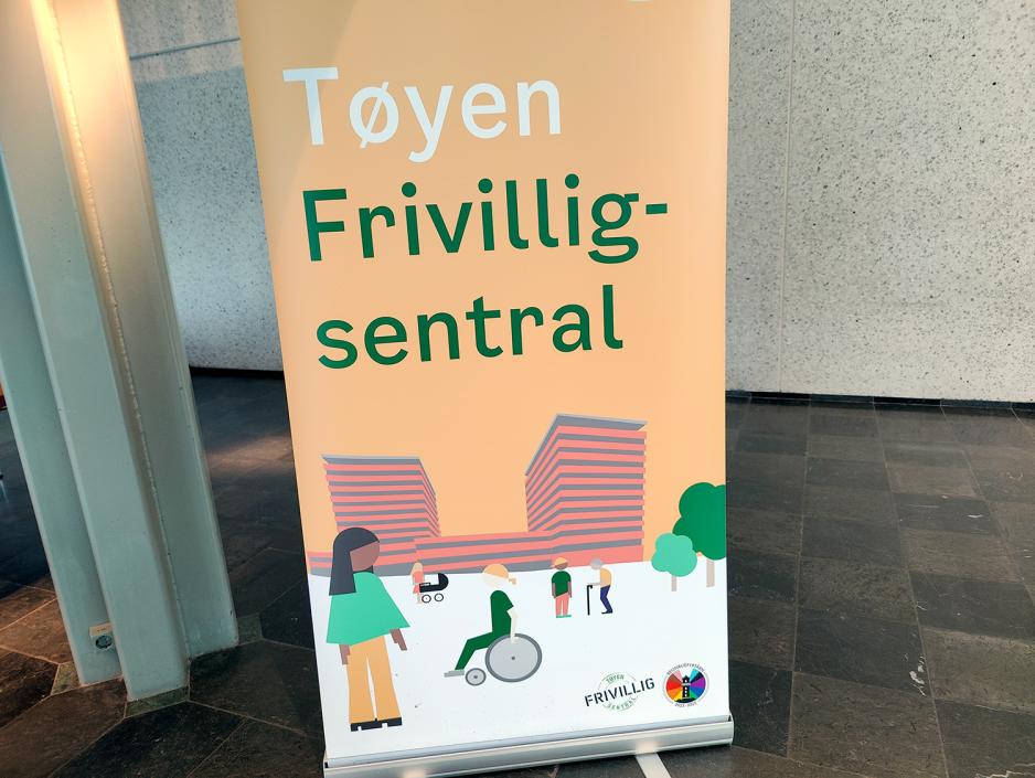 Plakat Tøfen Frivillighetssentral. Gul farge. Mennesker. Rullestol. Rådhus.