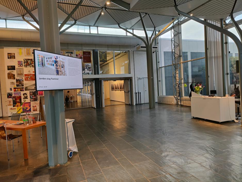 Gamle Munch. Hall. Kunstverk. Fliser på gulvet. Mange vinduer.