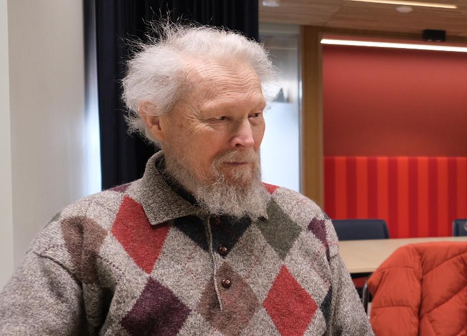 Bjørn Alkvist som hjelper en av seniorene på datakurset