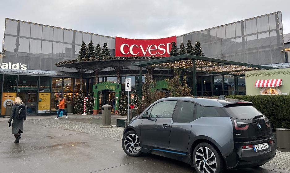 Bilde av logoen på hovedinngangen til kjøpesenteret CC Vest på Lilleaker