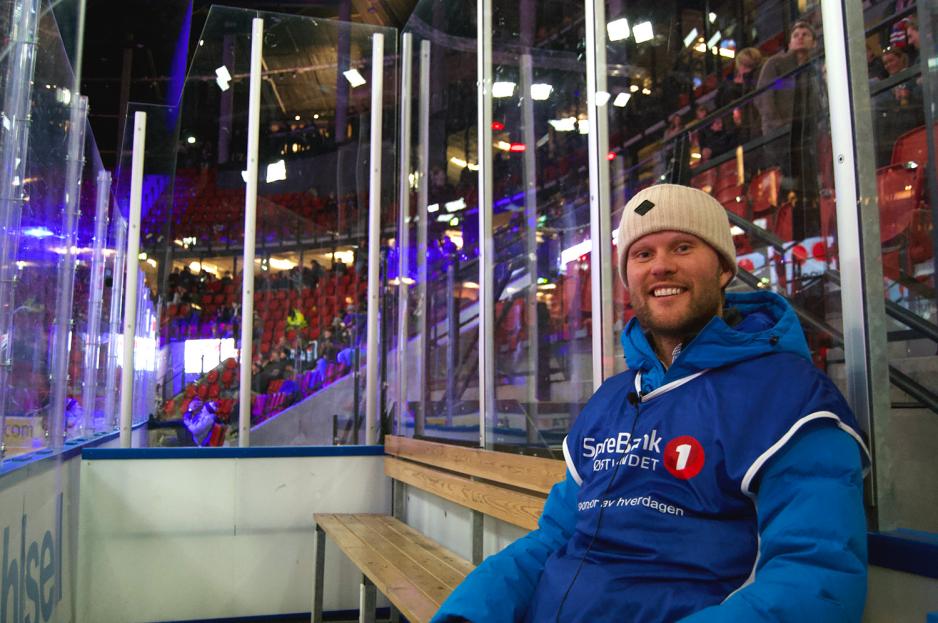 Christian Thinn vikarierer i utvisningsboksen under Ishockey kampen mellom Vålerenga-Sparta