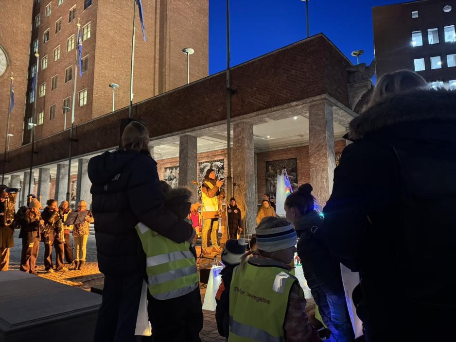 Christoffer Staib Sørensen som snakker under demonstrasjonen