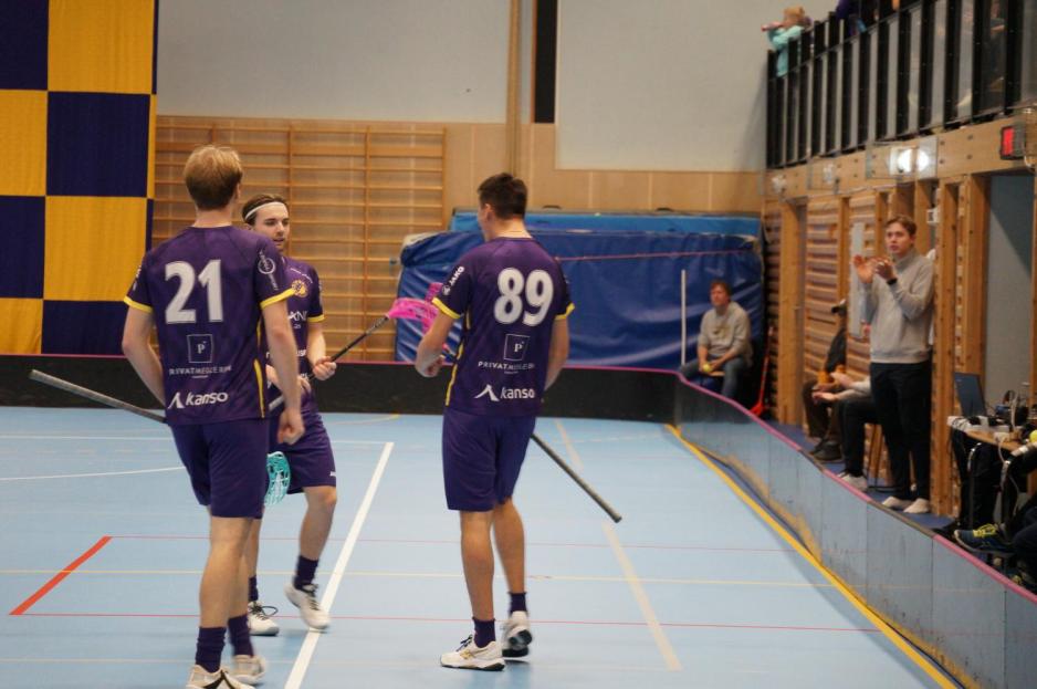 Tunets spiller feirer etter å ha scoret kampens første mål