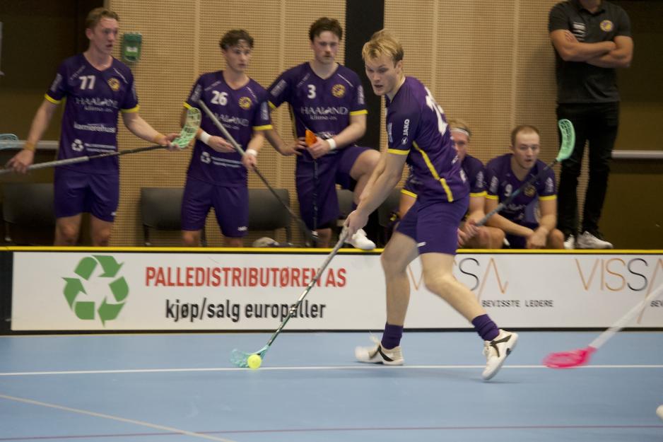 Tunet spiller nr 28 som sikter mot mål