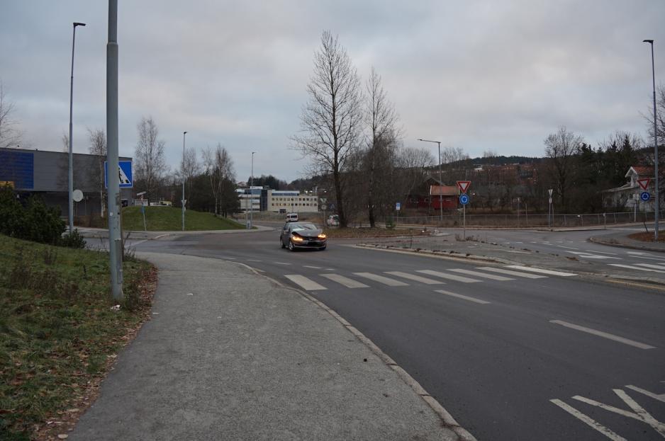 Bilen står fremdeles midt i rundkjøringen