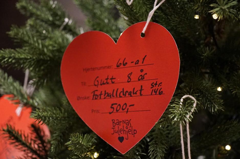 Et julehjerte som henger i et tre på Oppsal