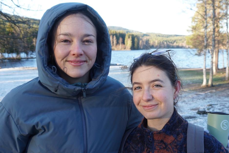 To jenter står og smiler foran Sognsvann