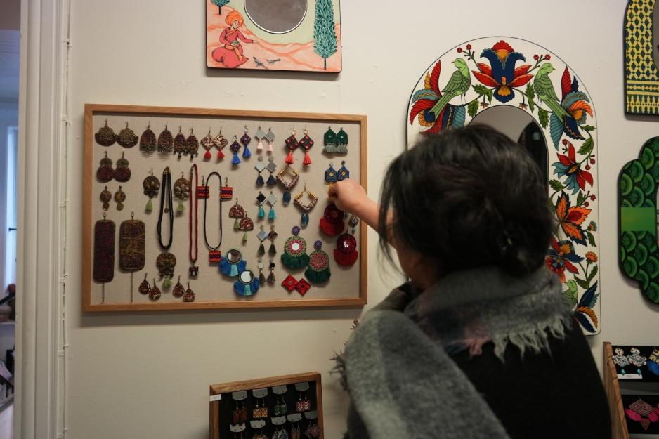 Feryal Khaki Sahneh henger øredobbene i butikken sin. 