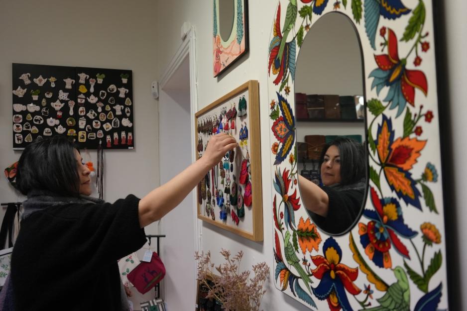 Feryal Khaki Sahneh jobber i butikken