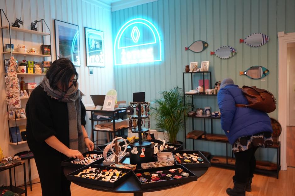 Feryal Khaki Sahneh men en kunde i butikken