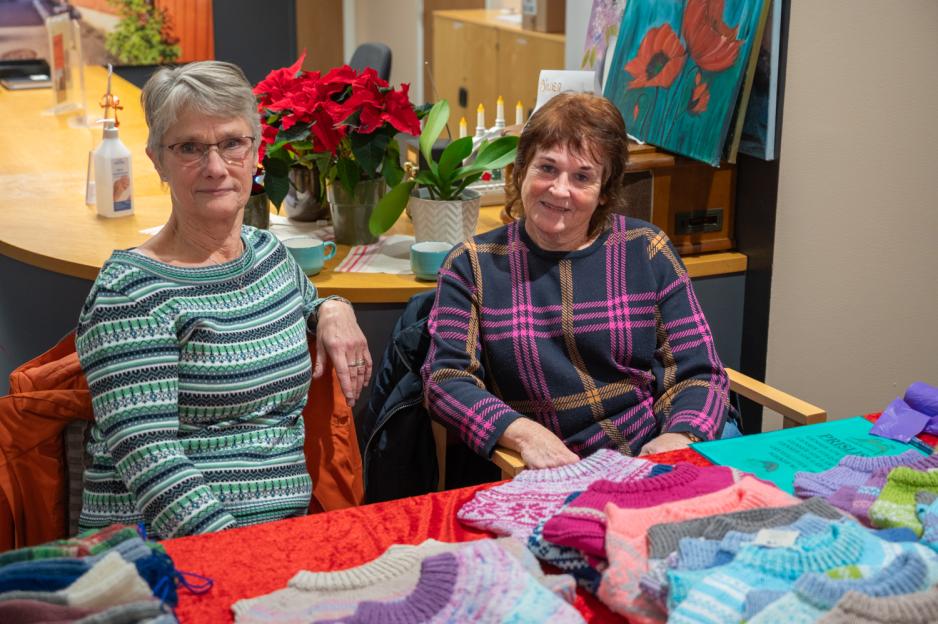 Fra. v. Anita Skar Vik (69) og Aslaug Jonasson (67) selger strikketøy på kampen markedet