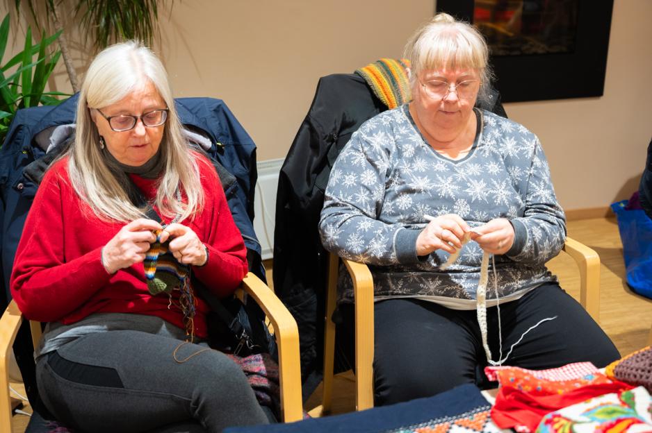 Gunn og Mirjam strikker