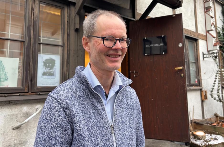 Dag Vatle foran inngangen til Dalype Galleri på Sagene