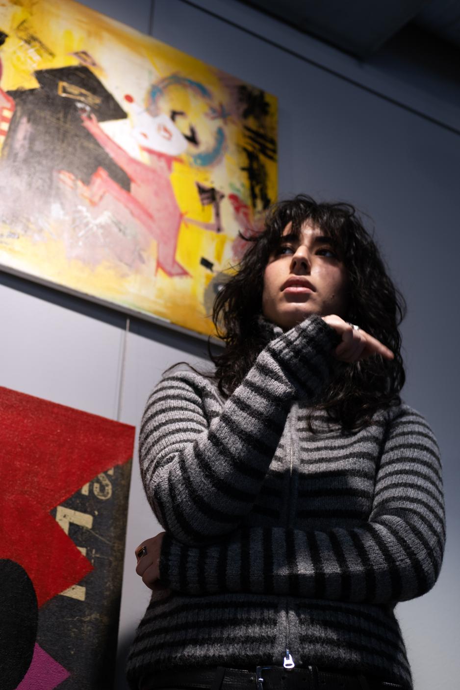 Diana Ahmedi foran maleriene sine.