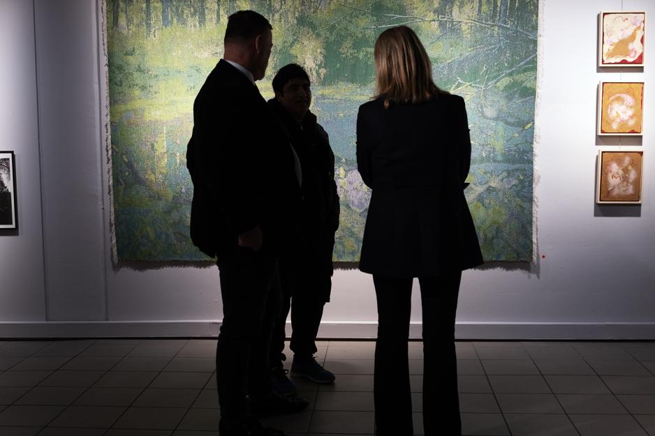 Mennesker foran et kunstverk.