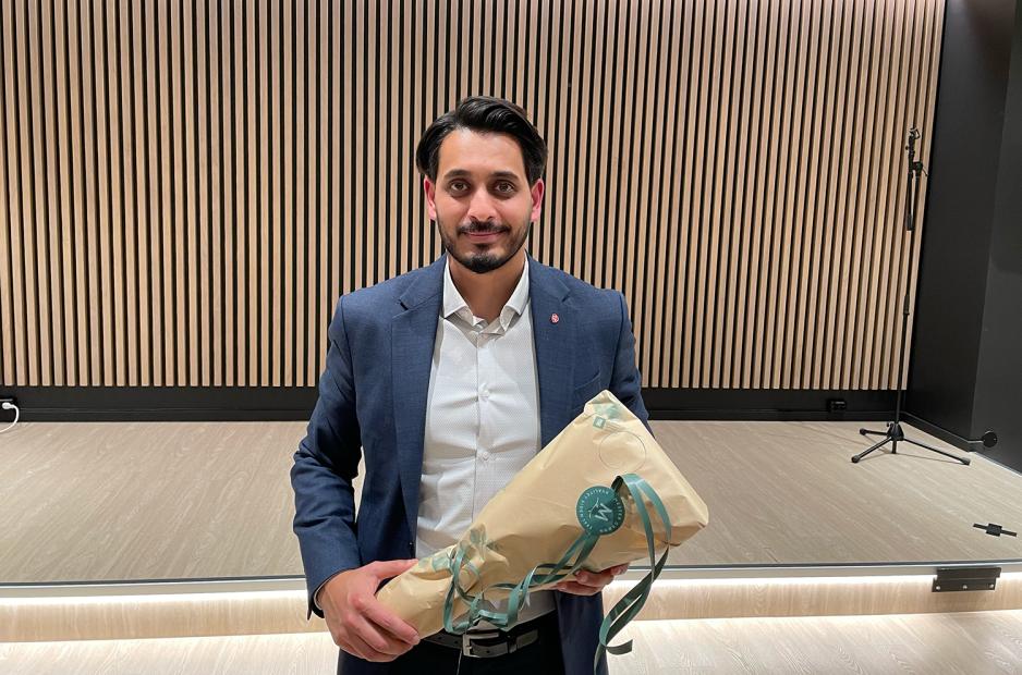 Farukh Qureshi med blomst 