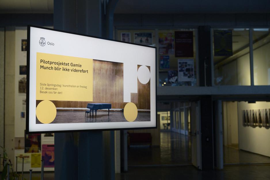Informasjonsskjermen ved inngangen til Gamle Munch annonserer avslutningen av pilotprosjektet. 