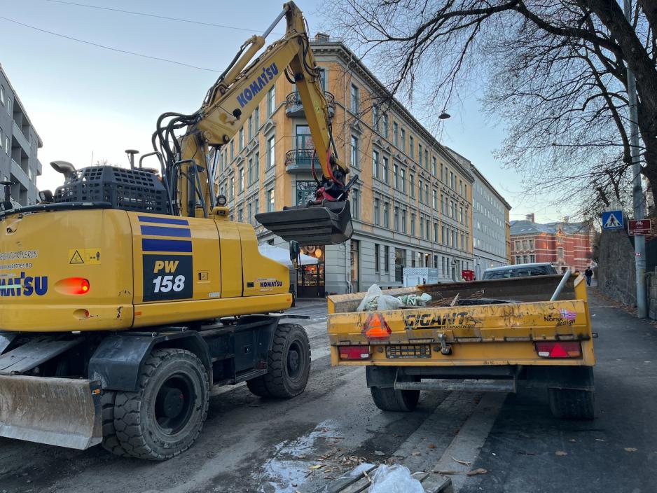 Gravemaskin i gaten utenfor Åpent Bakeri
