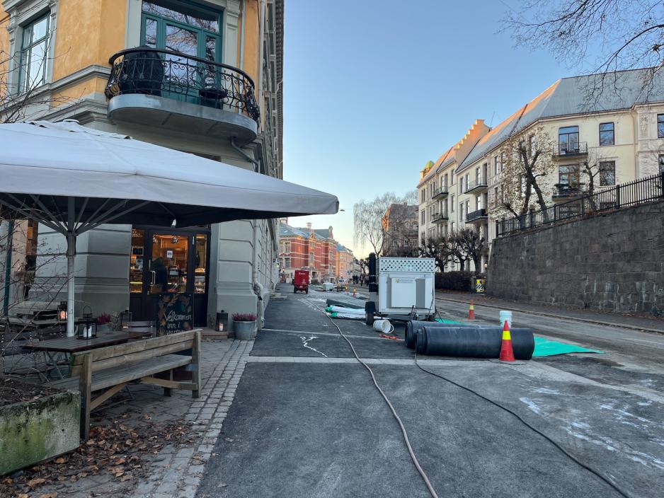 Gaten hvor Åpent Bakeri på Frogner ligger i. Tydelig veiarbeid utenfor