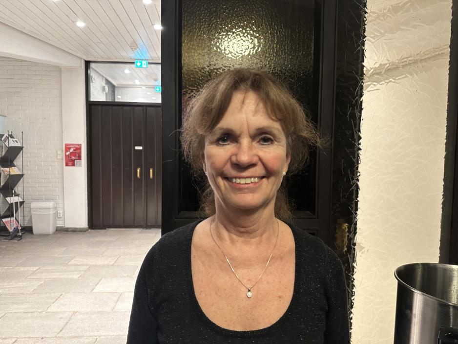 Hege Ramm står og smiler