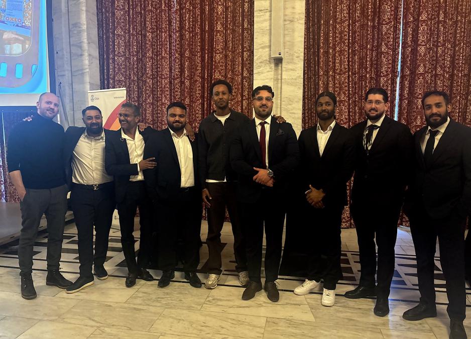 Assisterende rektor p&aring; Bj&oslash;rnholt videreg&aring;ende skole sammen med gutta fra prosjektet "Hvor er mine br&oslash;dre".