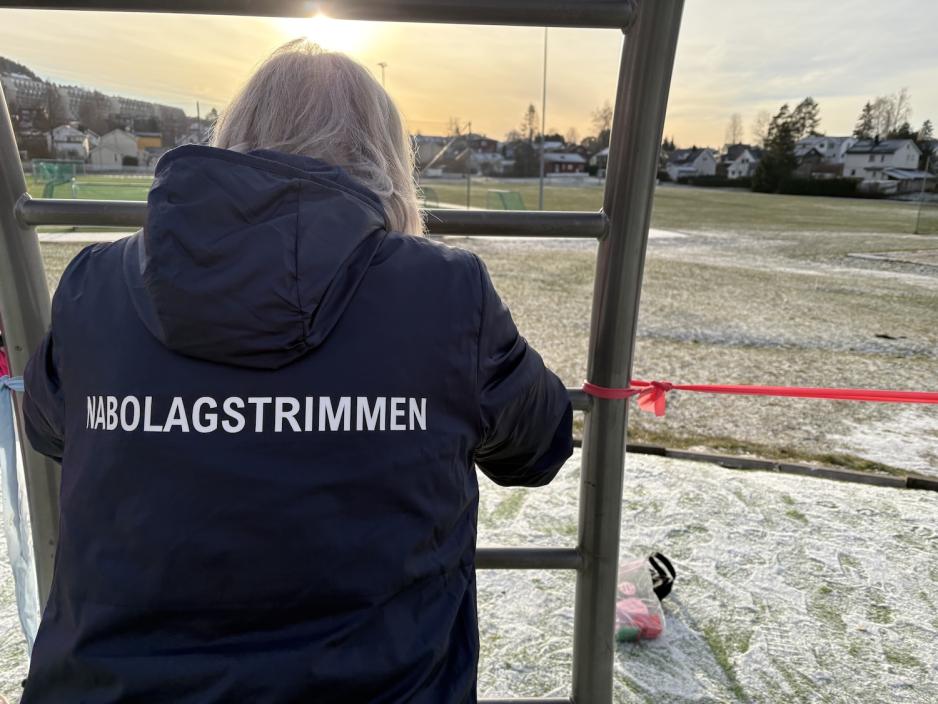 Kvinne står med treningsapparat