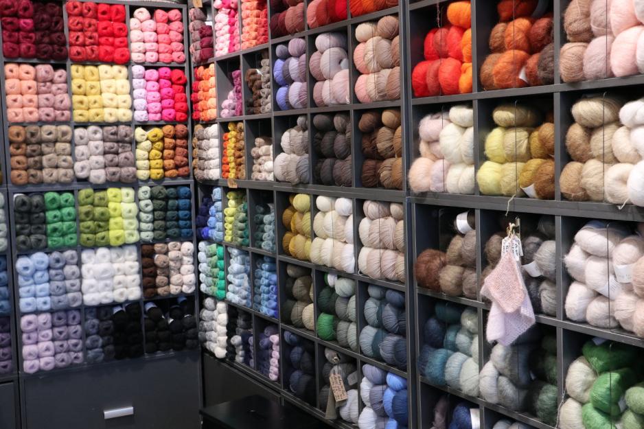 En vegg full av garn i alle farger.