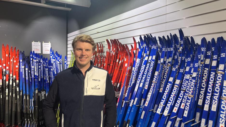 En mann som står forran ski