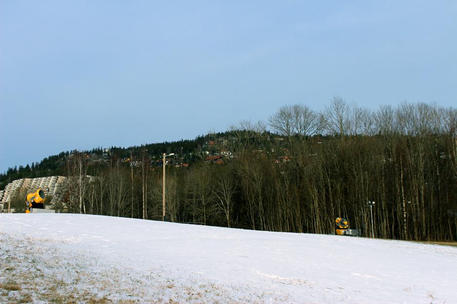 To snøkanoner som står på toppen av en haug oppå snø