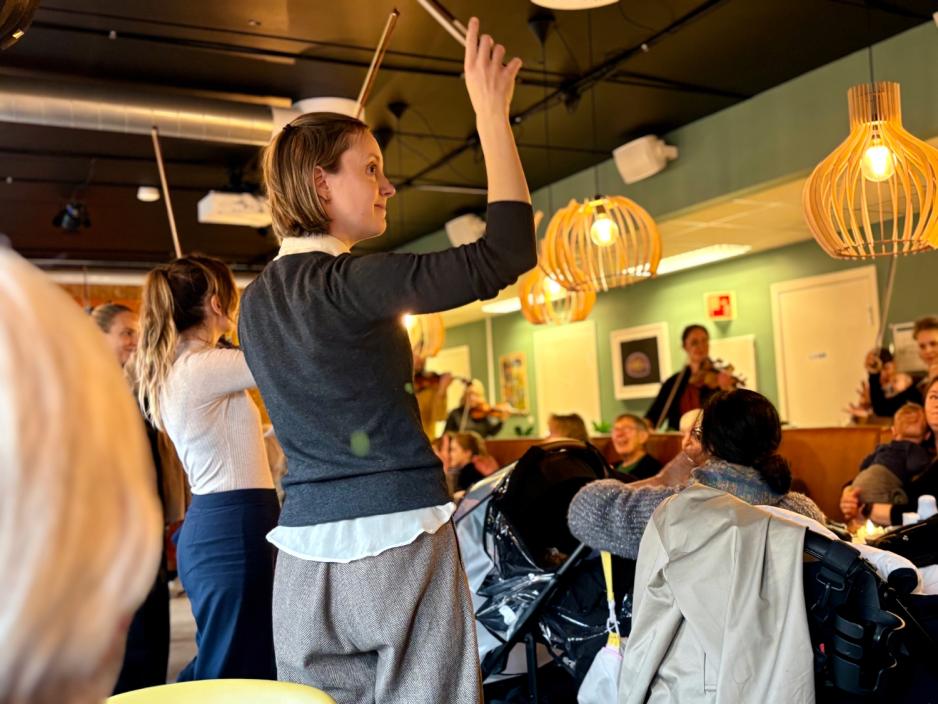 en dame som smiler til publikum mens hun spiller fiolin 