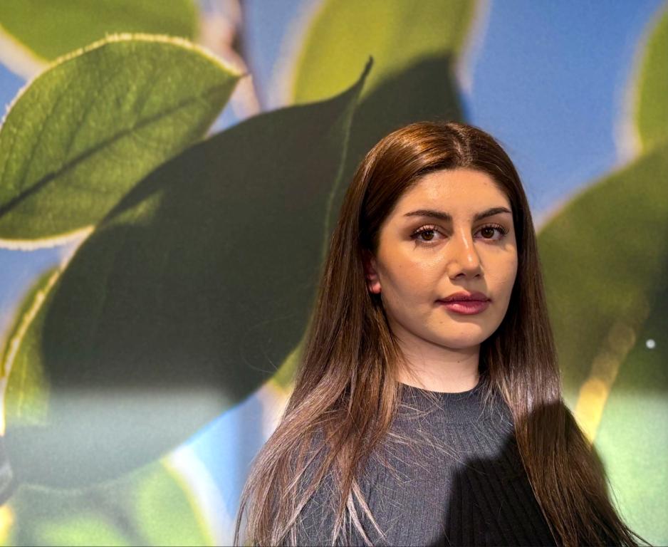 dame ser alvorlig mot kamera 