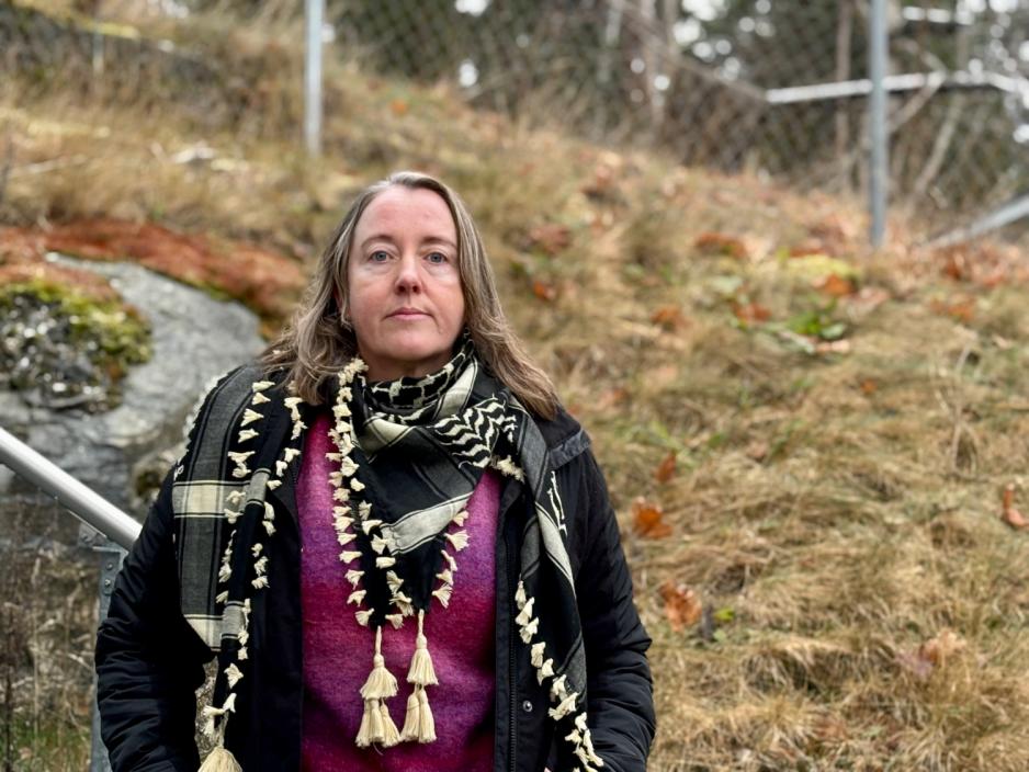 dame ser alvorlig mot kamera 