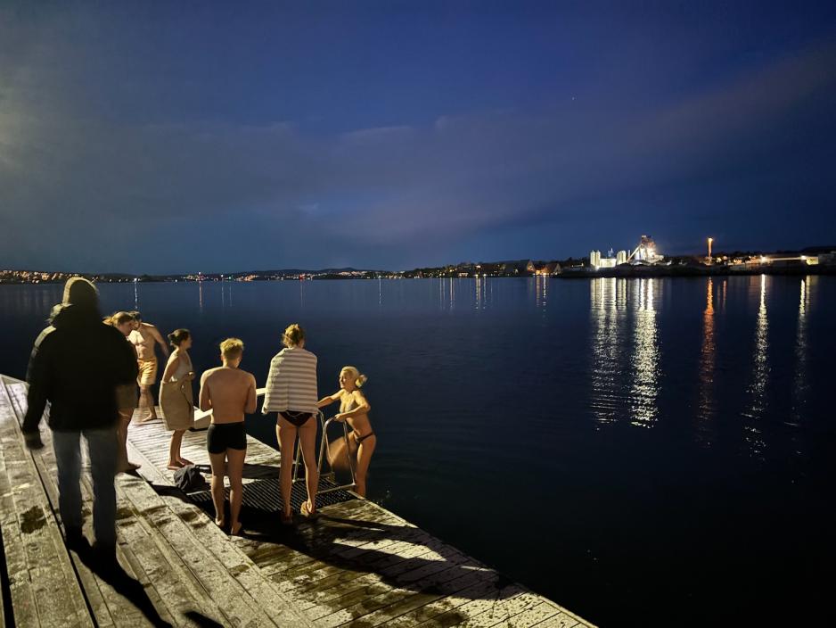 På bildet ser vi ungdomer som er på tur ut i vannet på Tjuvholmen. 