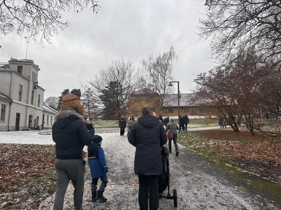 En familie på vei opp bakken mot bodene i Botanisk hage