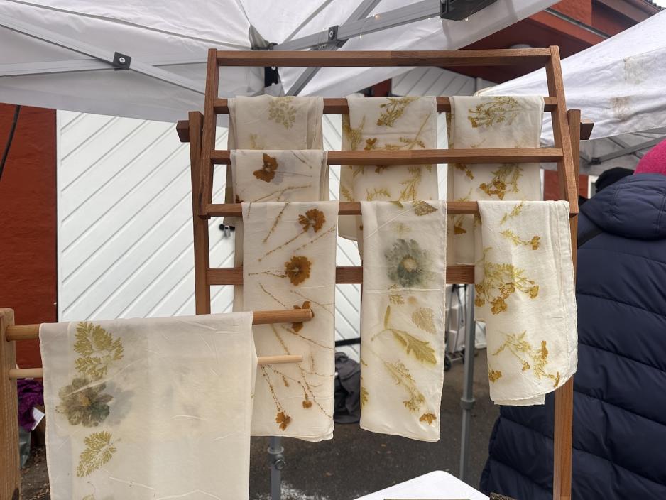 Nærbilde av tekstiler med blomsterprint