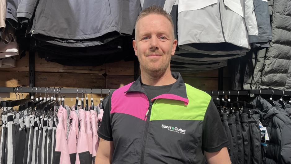 Jarl Andre jobber på Sports Outlet på Stovner senter