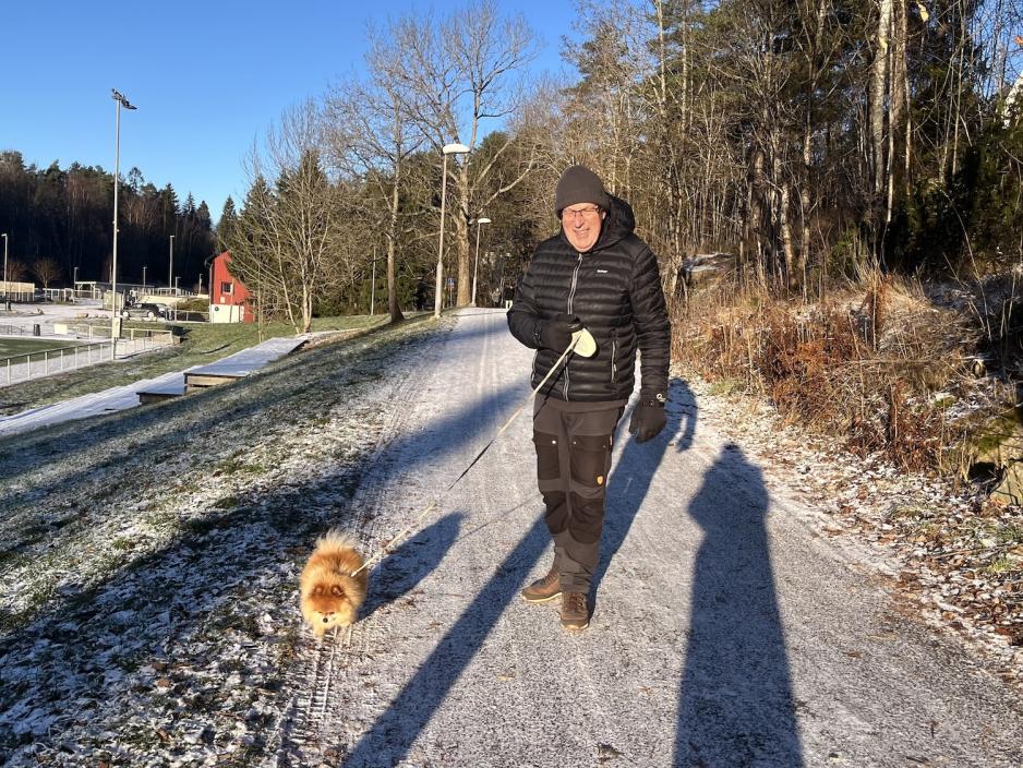 Bjørn Snedsgård som tur med hunden sin Chiko 