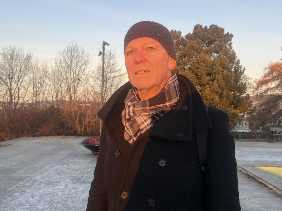 Glenn Menkin som blir truffet av dagens første solstråler